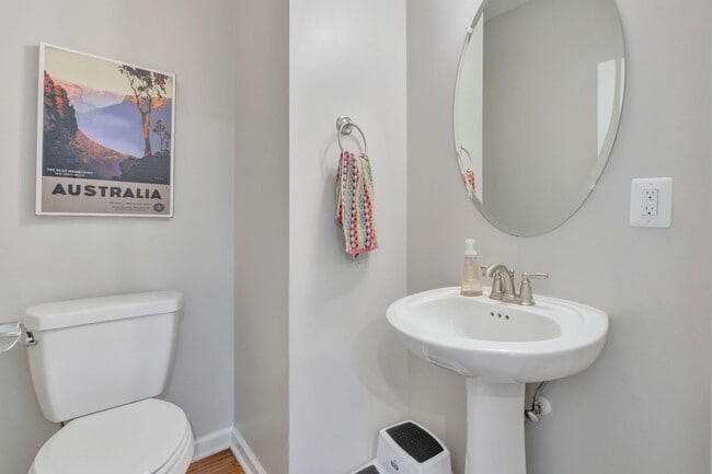 Building Photo - 151 Longwood Dr