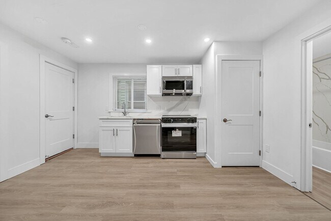 Building Photo - 92 Willow St