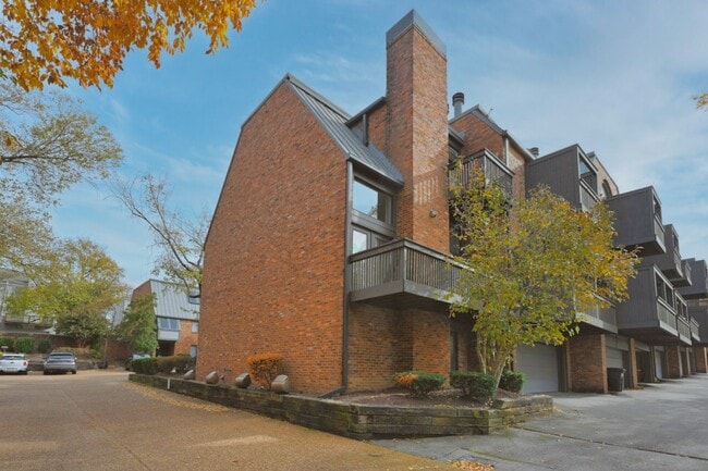 Building Photo - **PERFECTLY SITUATED TOWNHOME IN GREEN HIL...
