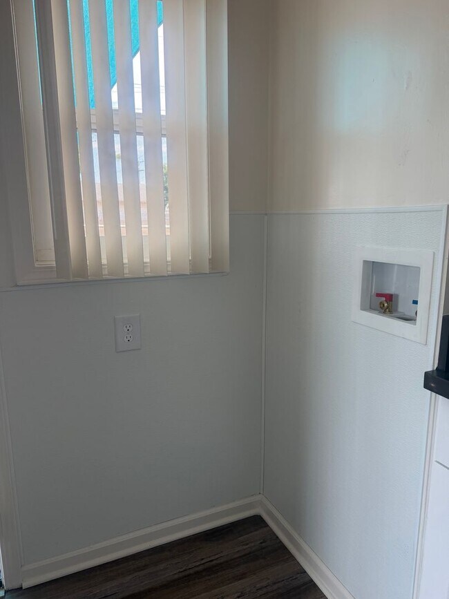 Building Photo - 2 Bedroom 1 Bath Duplex for Rent