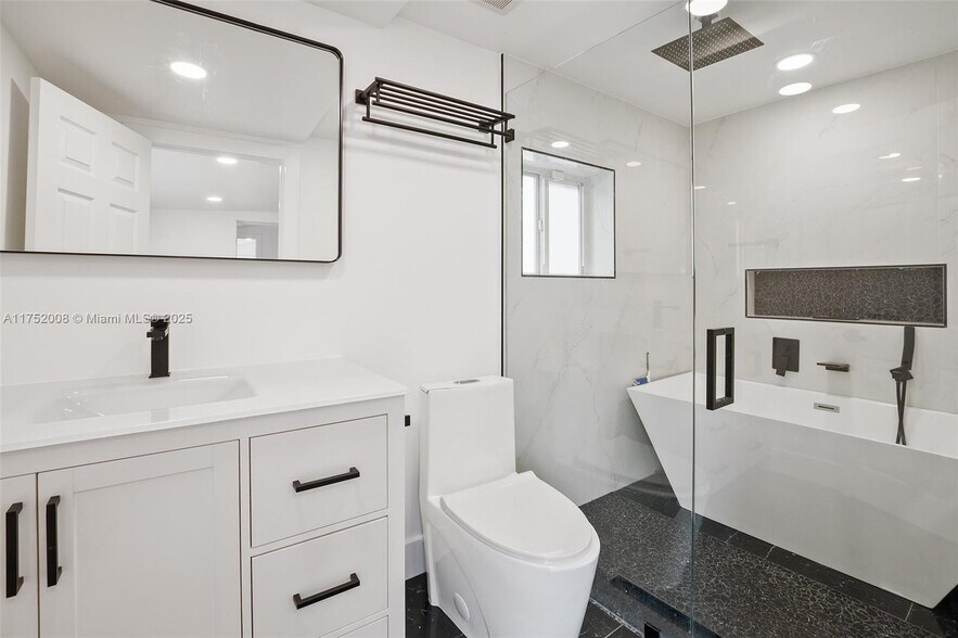Building Photo - 441 De Soto Dr