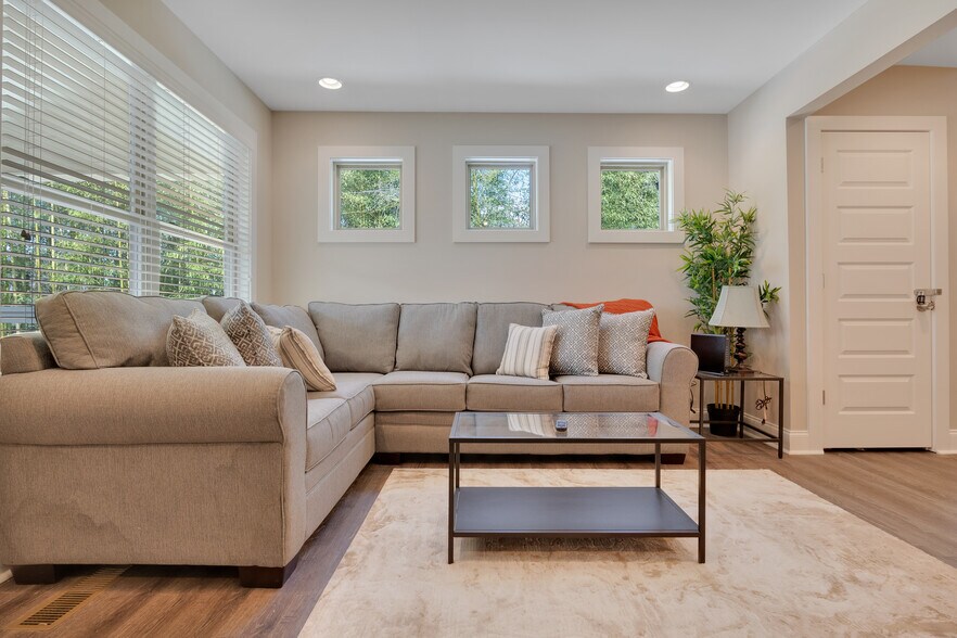 Building Photo - 764 Mary Ln