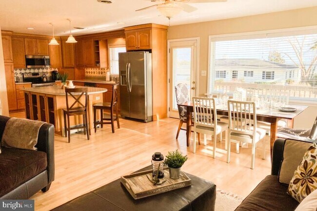 Primary Photo - 122 E Bay View Dr
