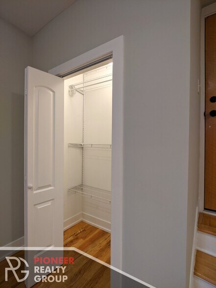 Building Photo - 910 W George St