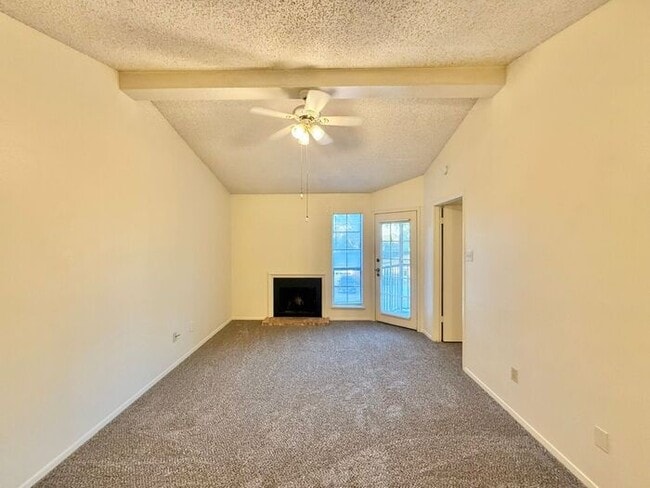 Building Photo - 1 Bed 1 Bath, Upstairs Apartment Unit at Heritage West!