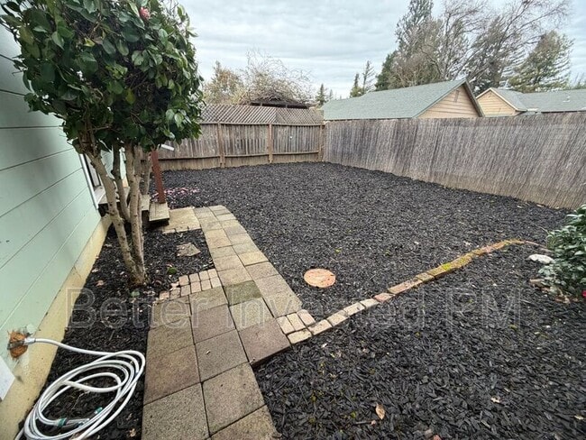 Building Photo - 727 N Pine St