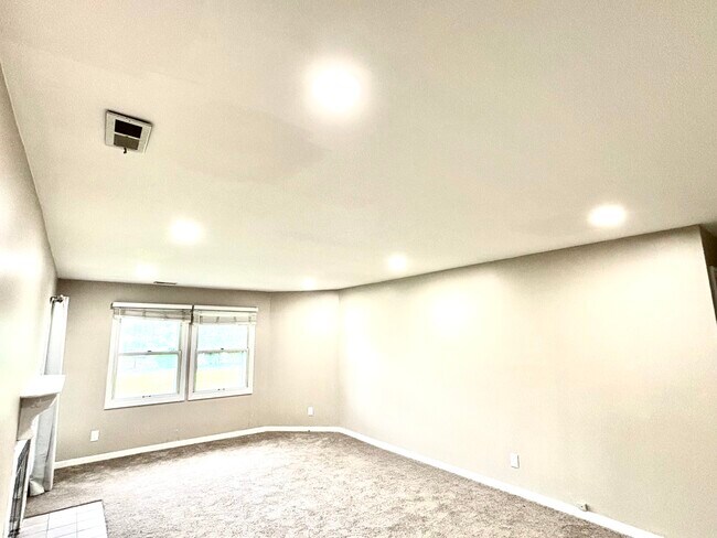 Building Photo - 224 Sherbrooke Ct