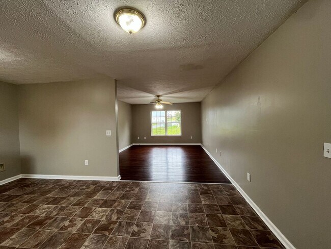 Building Photo - 3 bedroom, 2 bathroom house located in New...