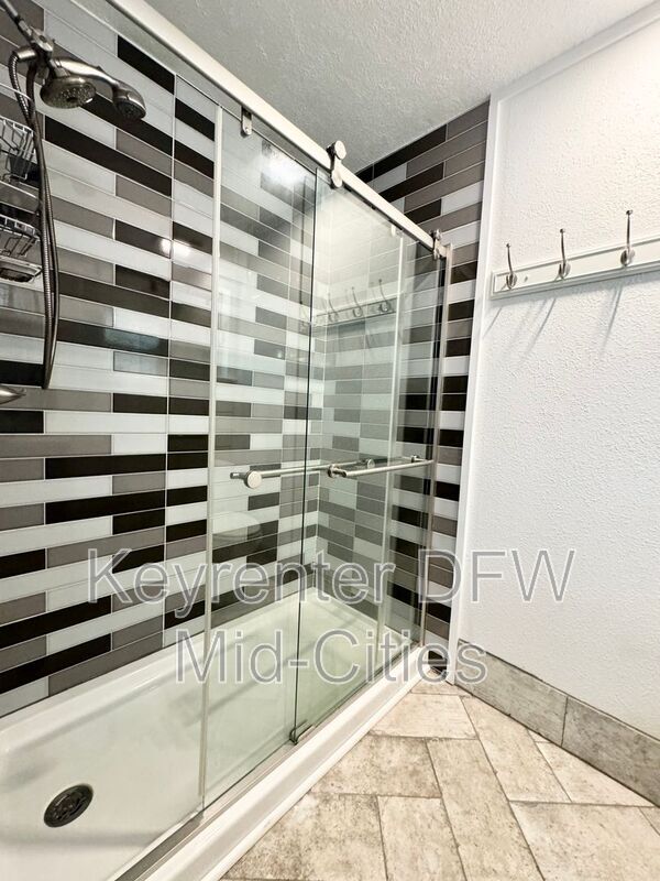 Building Photo - 1608 Durham Dr