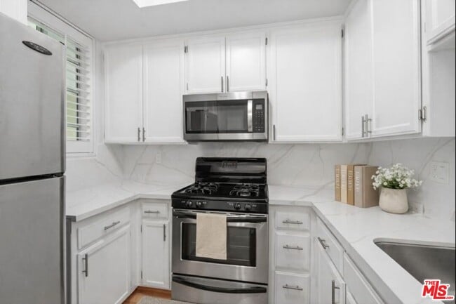 Building Photo - 1225 Armacost Ave