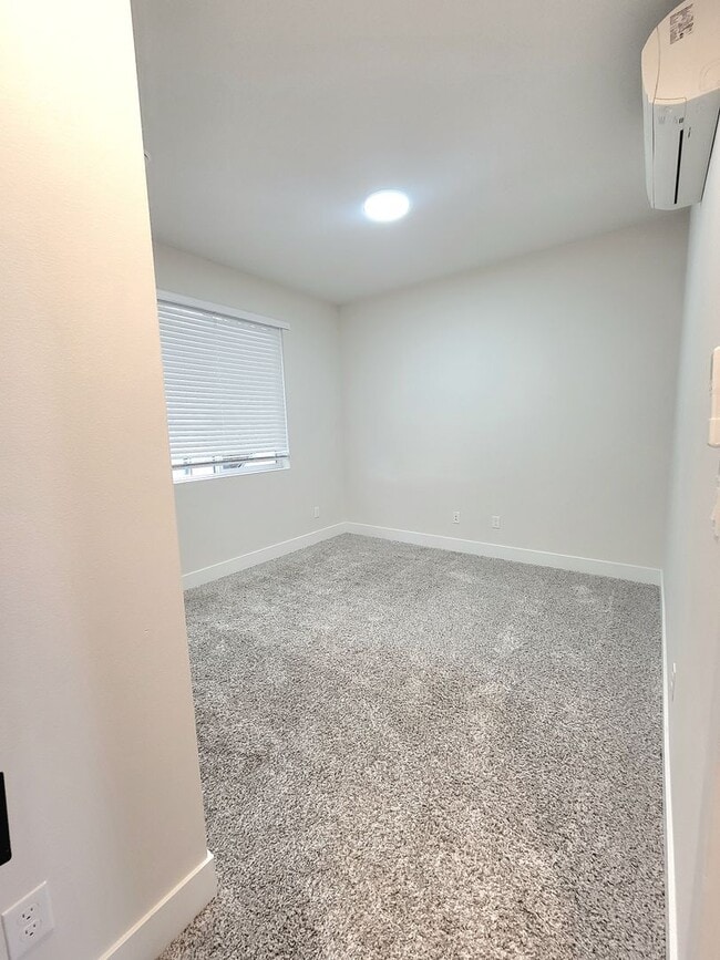 Building Photo - Modern Comfort in the Heart of SE Portland — 3 Bed, 2.5 Bath Home!