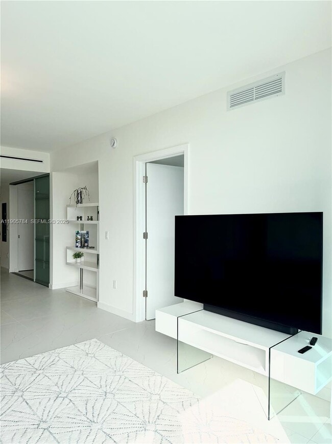 Building Photo - 9901 E Bay Harbor Dr