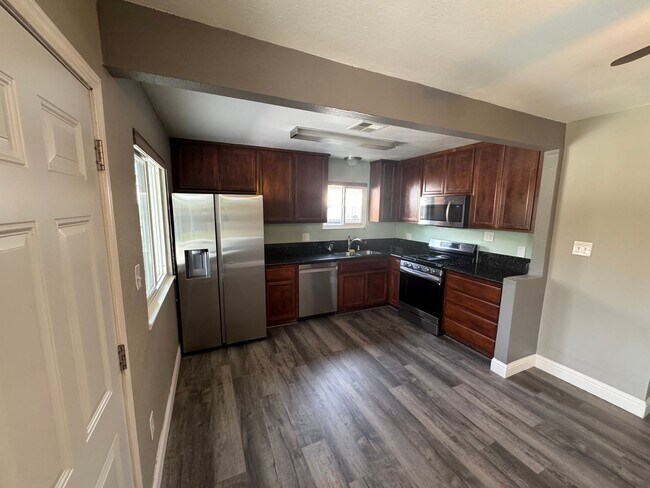 Building Photo - 3 Bedroom | 1 Bathroom | Home in Sacramento