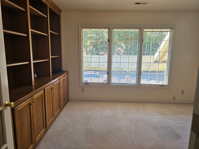 Building Photo - TRADITIONAL HOME IN PALISADES NEIGHBORHOOD...