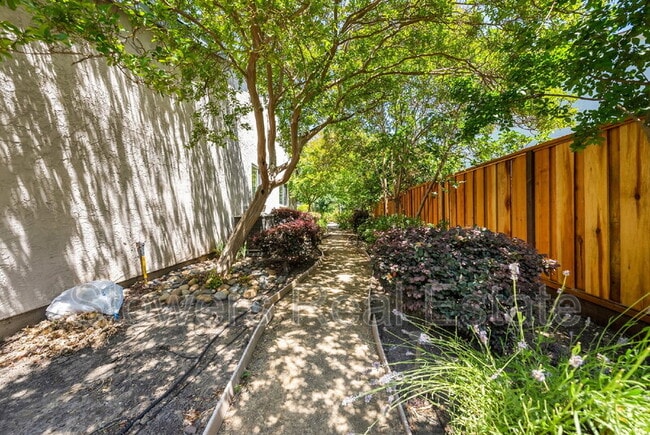 Building Photo - 38 Circle Creek Ct