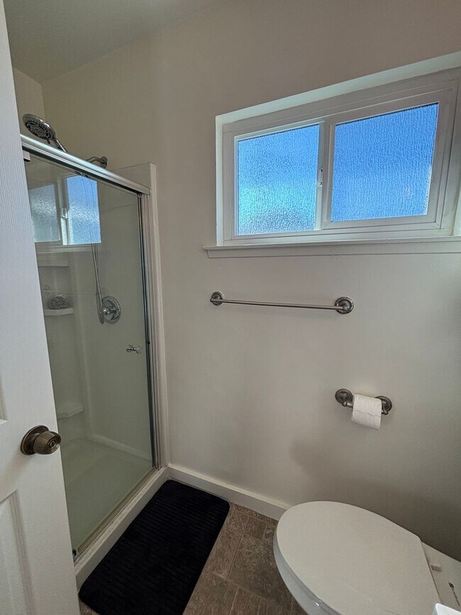 Building Photo - Spacious 3-Bedroom Home with Backyard & 2-Car Garage in Lakewood