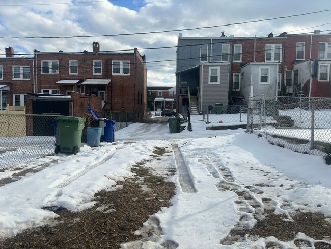 Building Photo - Three Bedroom home in baltimore