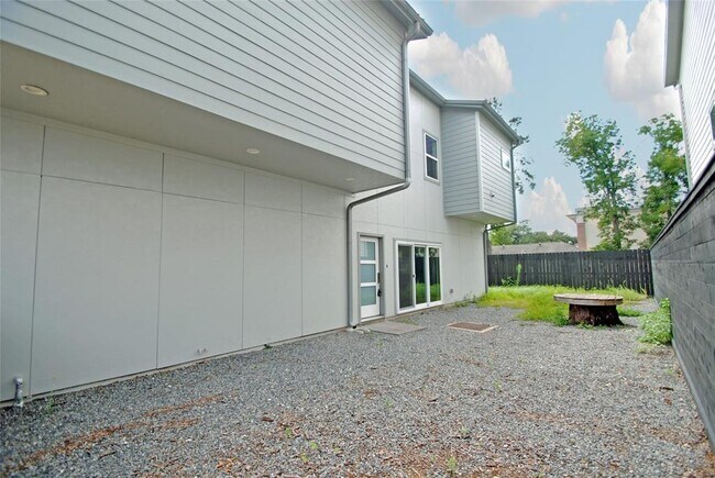 Building Photo - 7707 Jack Oak Ave