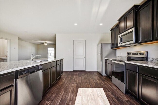 Building Photo - 525 Riverdale Dr