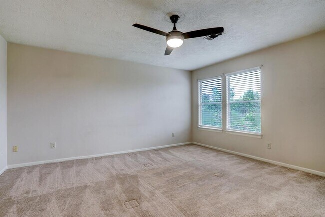 Building Photo - 15219 Silverman St