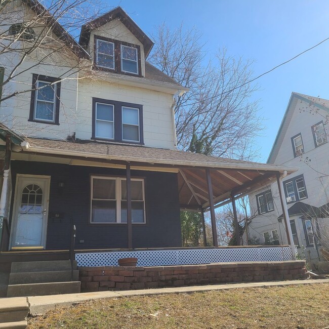 Building Photo - 39 W Manoa Rd