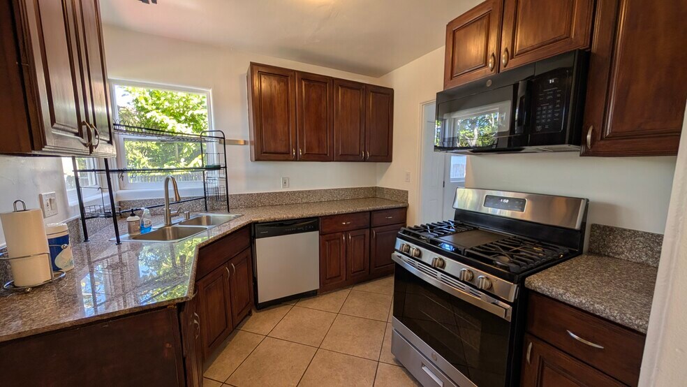 Building Photo - 6206 Cahuenga Blvd