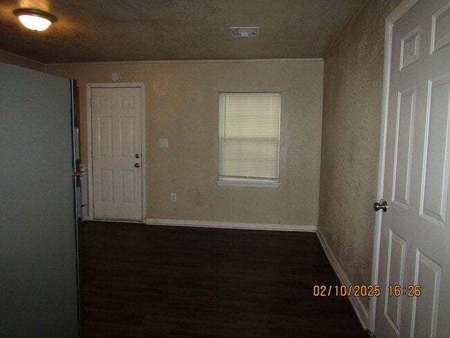 Building Photo - New listing! 3 bedrooms/1 bath/garage with carport