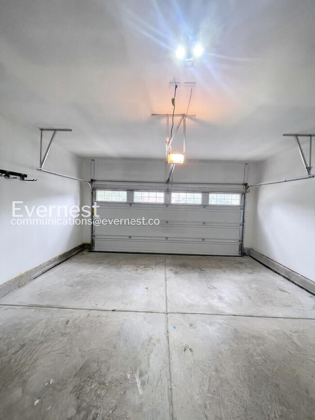 Building Photo - 3 Bed/3 Bath Townhome with Garage / Available Now!