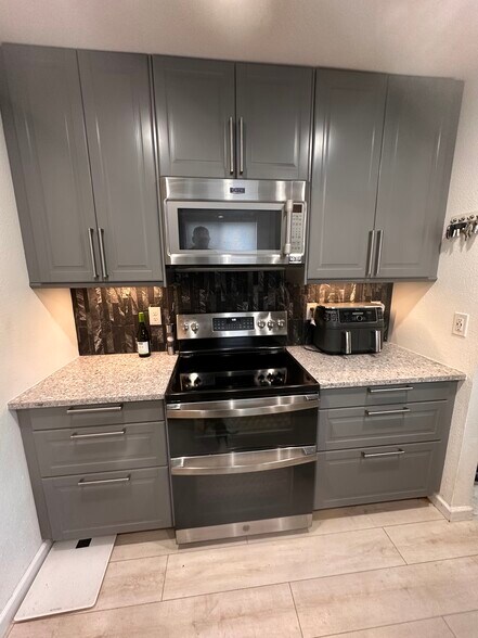 Double Oven - 5536 W 115th Pl