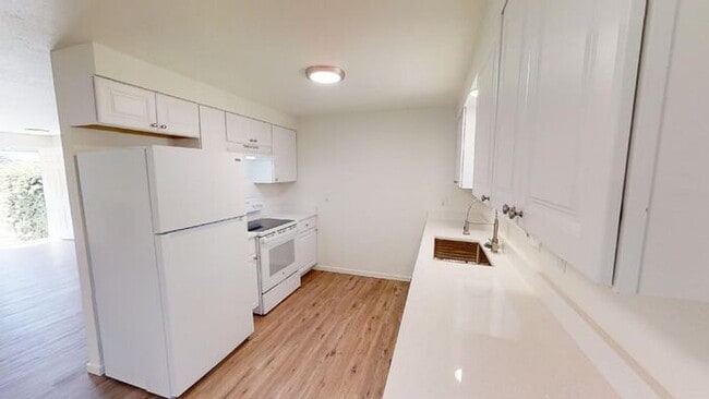 Building Photo - Amazing 2 Bedroom Single-level Duplex w/ A...