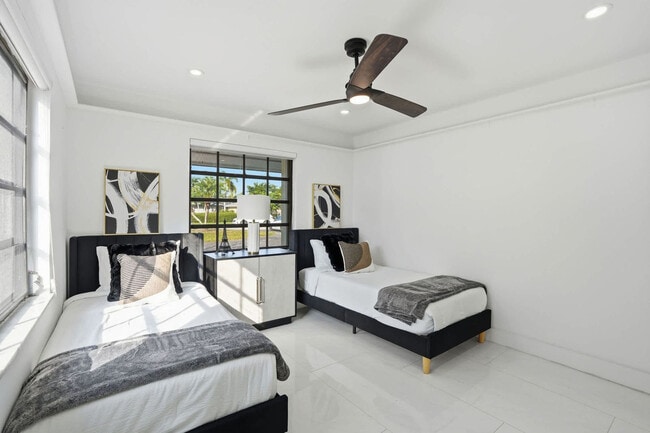 Building Photo - 208 Erie Dr