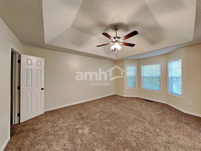 Building Photo - 1017 Queensbury Run