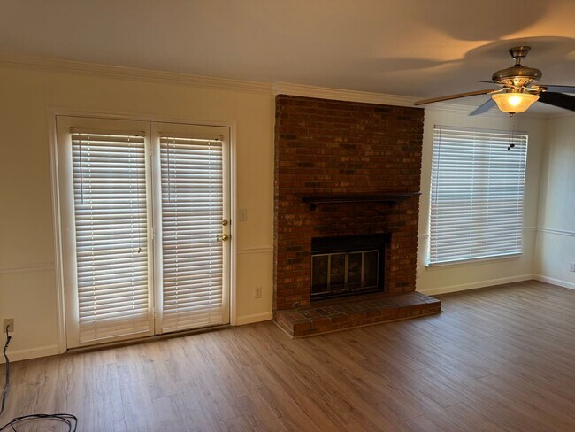 Building Photo - 834 Brentwood Pointe