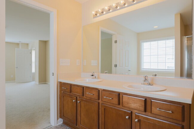 Building Photo - Spacious 6-Bedroom Home in Desirable Latta...