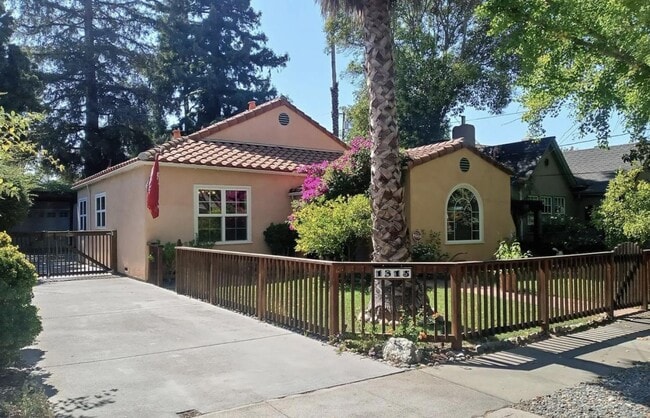 Building Photo - 1315 Newport Ave