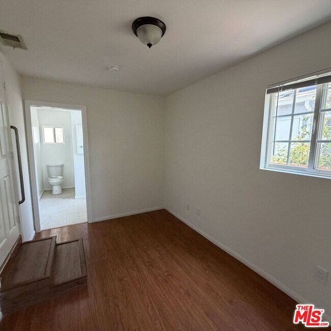Building Photo - 1104 N Frederic St