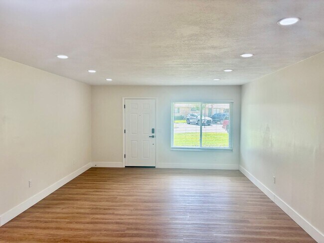 Building Photo - Beautiful, newly renovated 3/2 Condo in a Great Neighborhood/Altamonte Springs