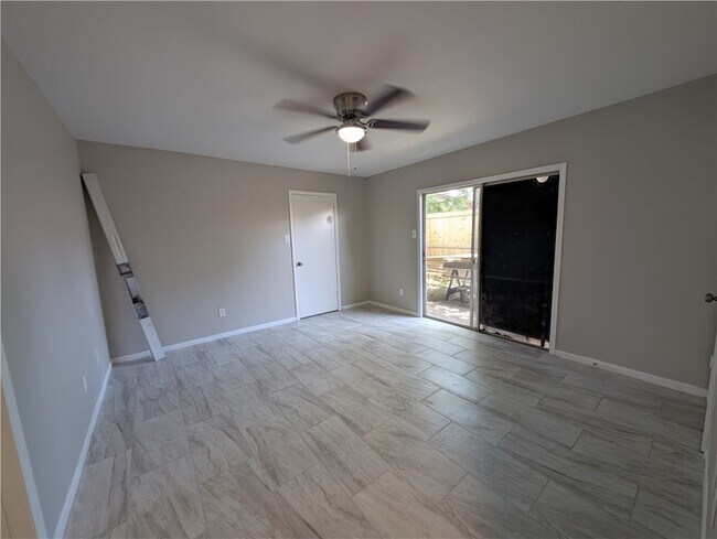 Building Photo - 6613 Rhine Dr