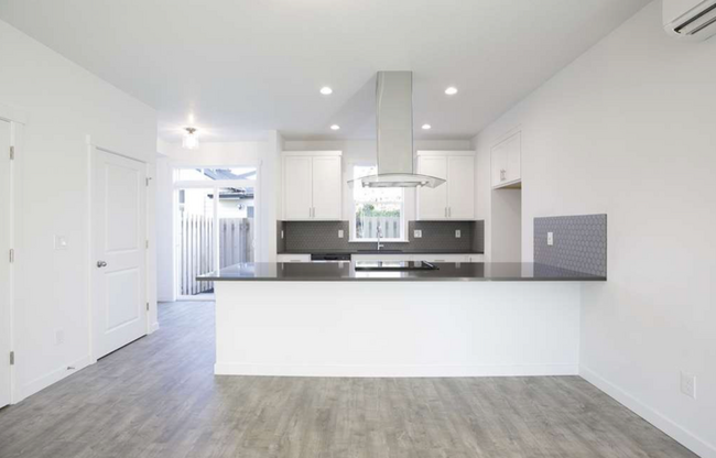 Building Photo - Marvelous Montavilla