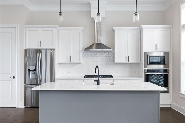 Building Photo - 109 Village Green Ave