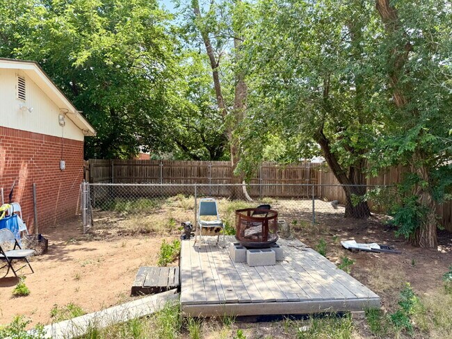 Building Photo - Cute 2/1 Duplex in Great Location!