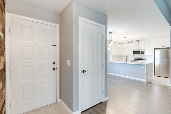 Building Photo - Remodeled 3-Bedroom Condo with Fireplace 8...