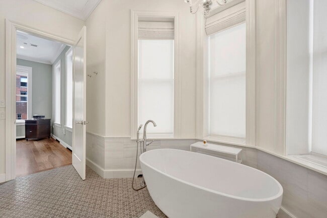 Building Photo - 103 W Chestnut St