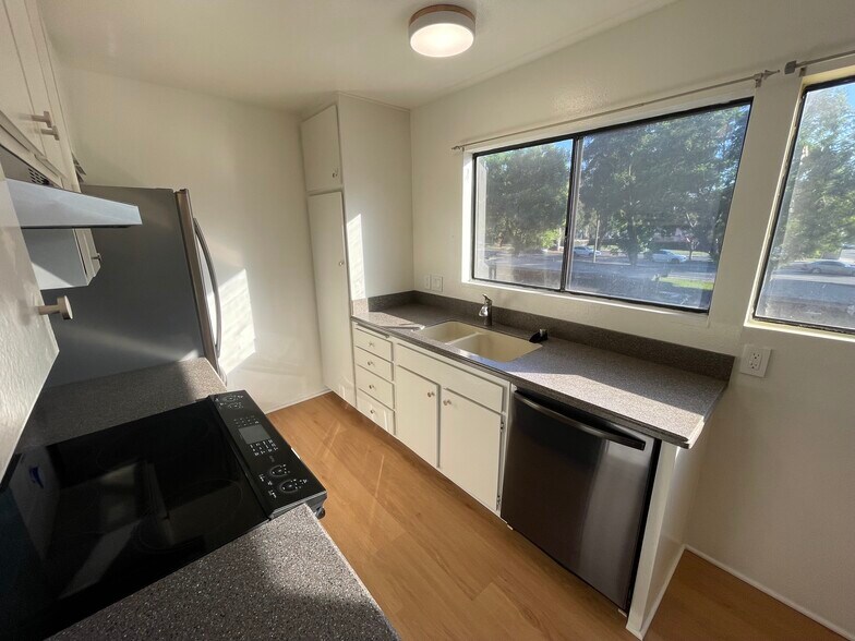 Building Photo - 160 Streamwood