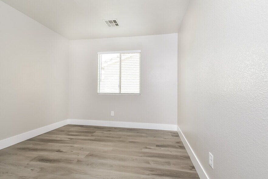 Building Photo - 3015 W Hammer Ln