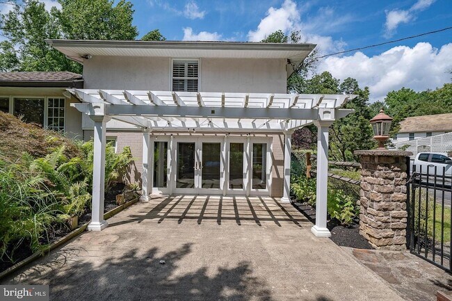 Building Photo - 327 Strathmore Rd