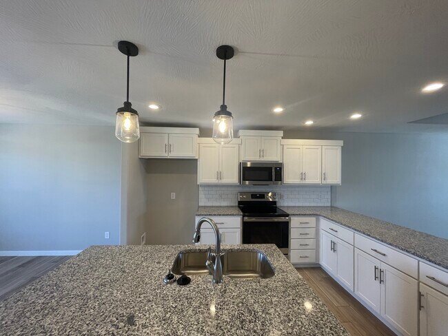 Building Photo - 692 N Jozlynn Ave