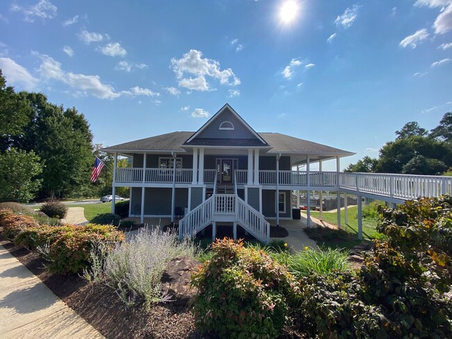 Building Photo - West AVL - Beautifully Updated Townhouse