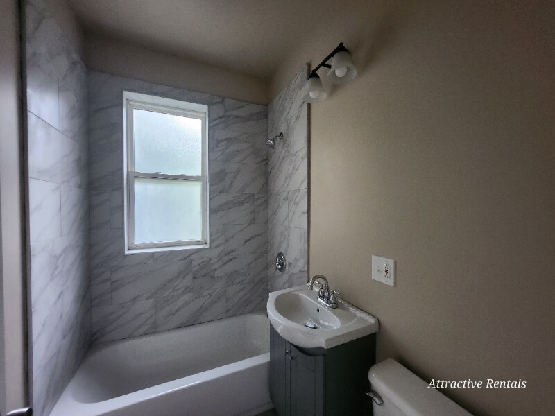 Building Photo - 1434 W Marquette Rd