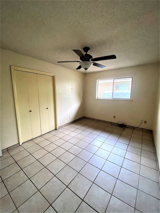 Building Photo - Large 4 Bedroom home with Garage and Enclo...